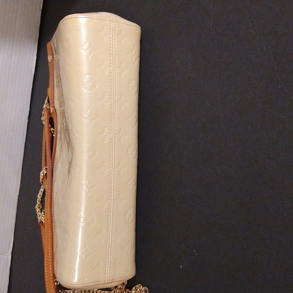 Authentic Louis Vuitton monogram Vernis Roxbury Drive cream handbag. - Picture 7 of 16